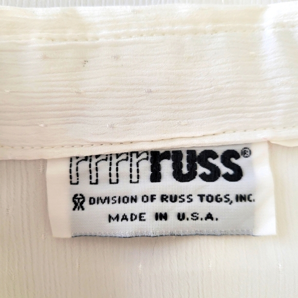 - Vintage 70s Blouse in Crisp White • Button Down • USA Made • Est Medium - Picture 8 of 9